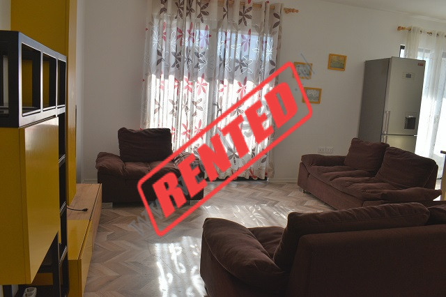 Apartament me qira ne fund te rruges 5 Maji, ne Tirane.
Banesa eshte e pozicionuar ne katin e 4te t